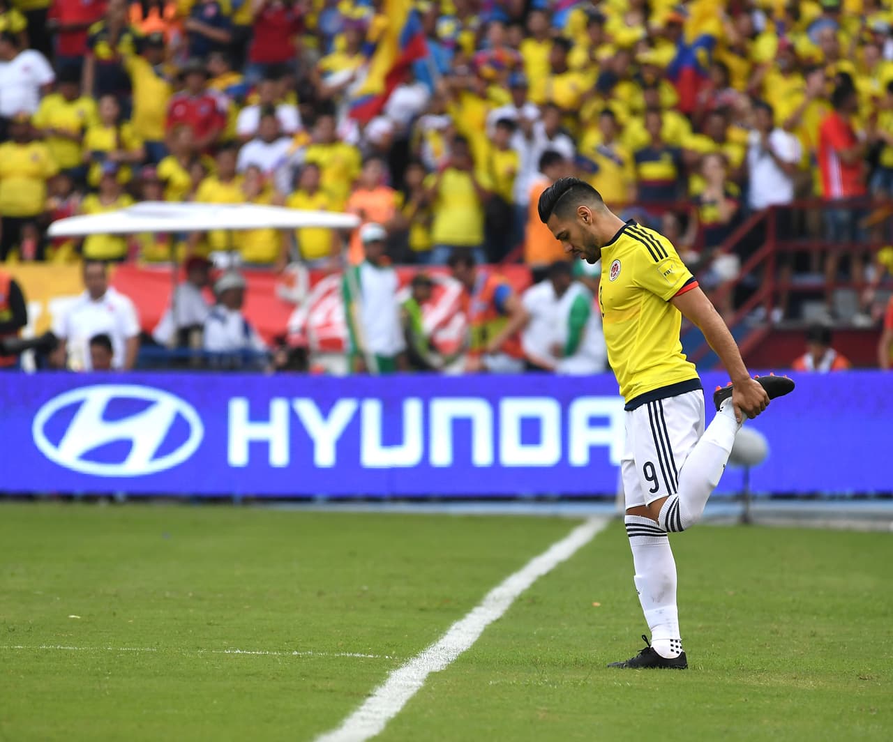 Colombia's Radamel Falcao gets ready to step onto the field during the 2018 FIFA World Cup qualifier football match against Chile in Barranquilla, Colombia, on November 10, 2016. / AFP / Luis Acosta (Photo credit should read LUIS ACOSTA/AFP/Getty Images)