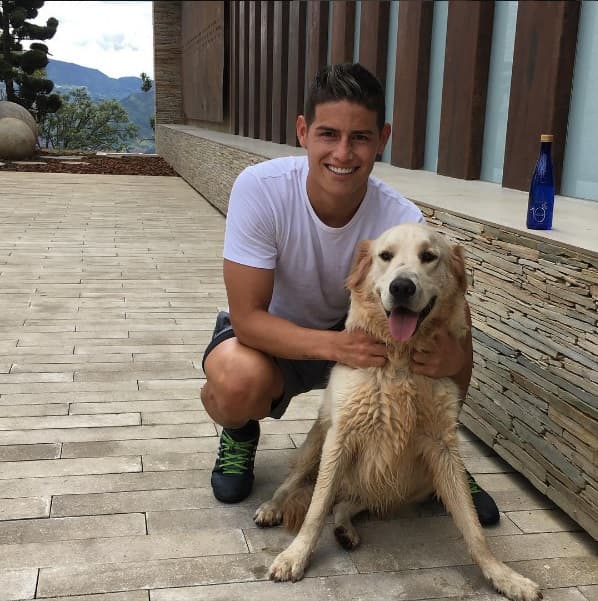 La estrella colombiana del fútbol, 
<b>JAMES RODRÍGUEZ</b>, tiene esta imágen con su perro en su cuenta de Instagram.