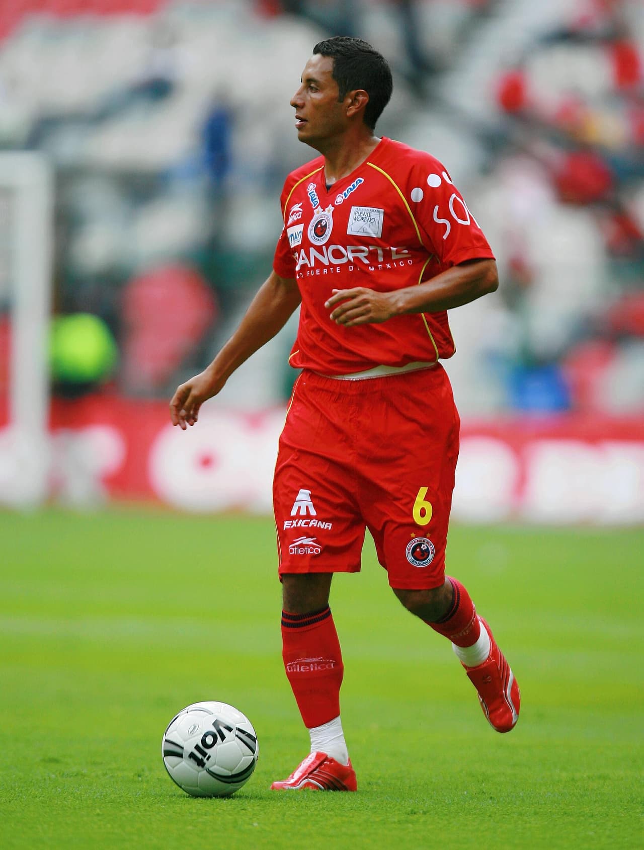 Víctima de un ataque con arma de fuego, el prometedor mediocampista mexicano David 'El Magic' Mendoza murió en las cercanías del Estadio 3 de Marzo de Guadalajara el 31 de octubre de 2008.