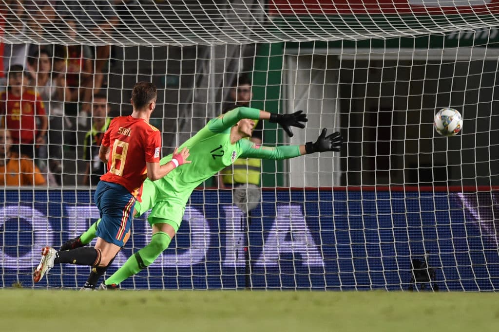 El primer gol de España llegó al minuto 24 por medio de Saúl Niguez, tras pase de Dani Carvajal.