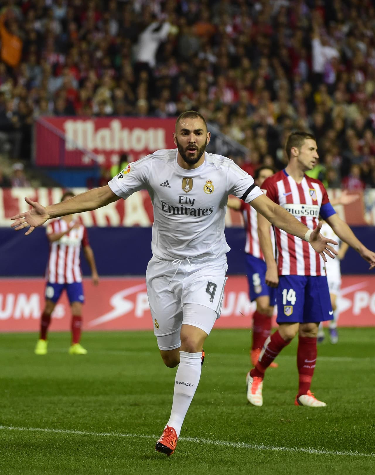 Real Madrid se puso al frente en el marcador muy temprano, después de que Karim Benzema guardara el esférico en las redes tras un certero remate de cabeza luego de un centro de Carvajal.