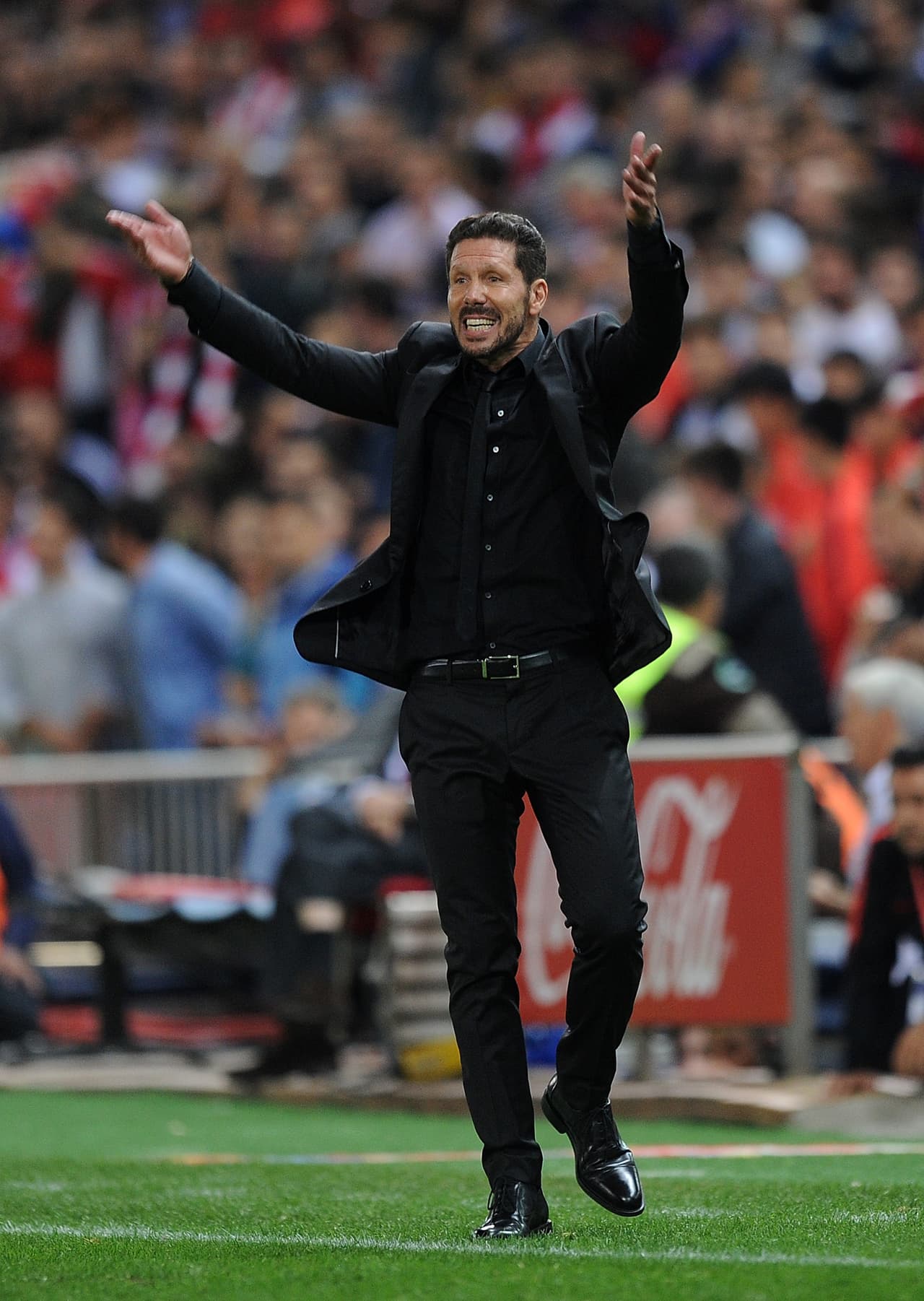 Simeone festejó con euforia el empate que su equipo por tanto tiempo buscó.