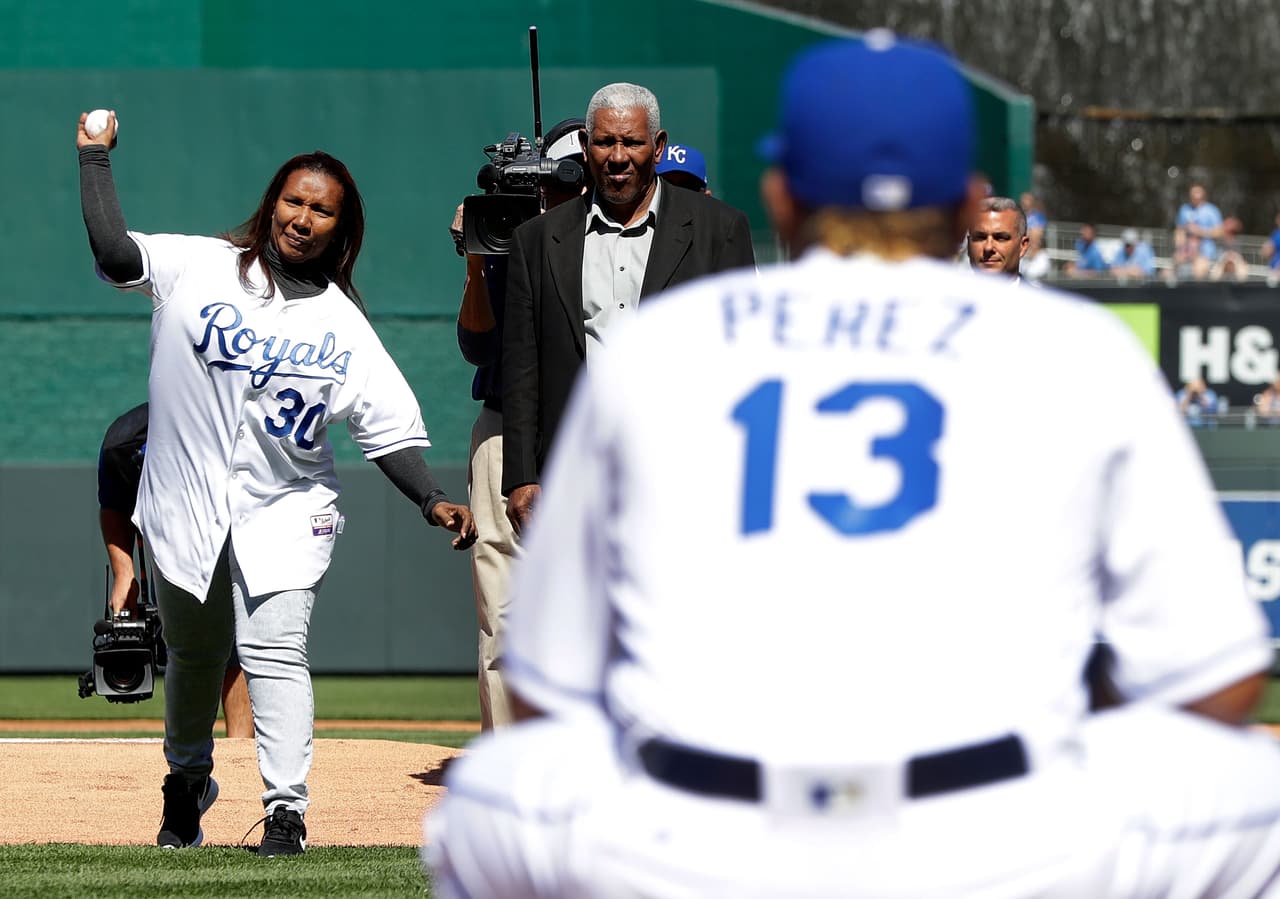 OAK 2 – 0 KC: Marisol Hernández, madre del fallecido lanzador fue la encargada detirar la primera bola del encuentro.