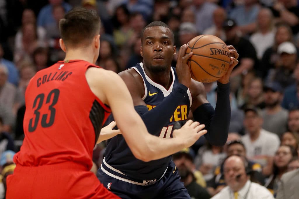 Paul Millsap (4) de los Denver Nuggetsaportó 10 puntos pero se fue 3 de 13 en tiros al aro, coronando una pésima noche para el segundo mejor equipo del Oeste.