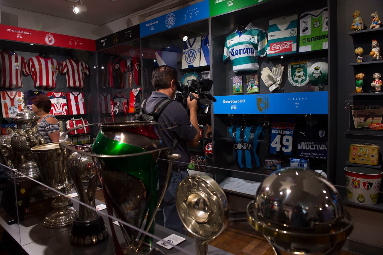Los fanáticos viven así todo el recorrido por un país y su historia del fútbol con esta exposición.