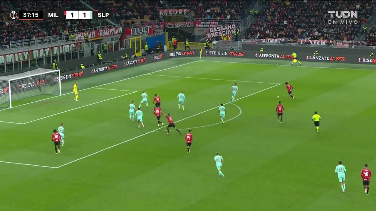 ¡TIRO ATAJADO! disparo por Olivier Giroud.