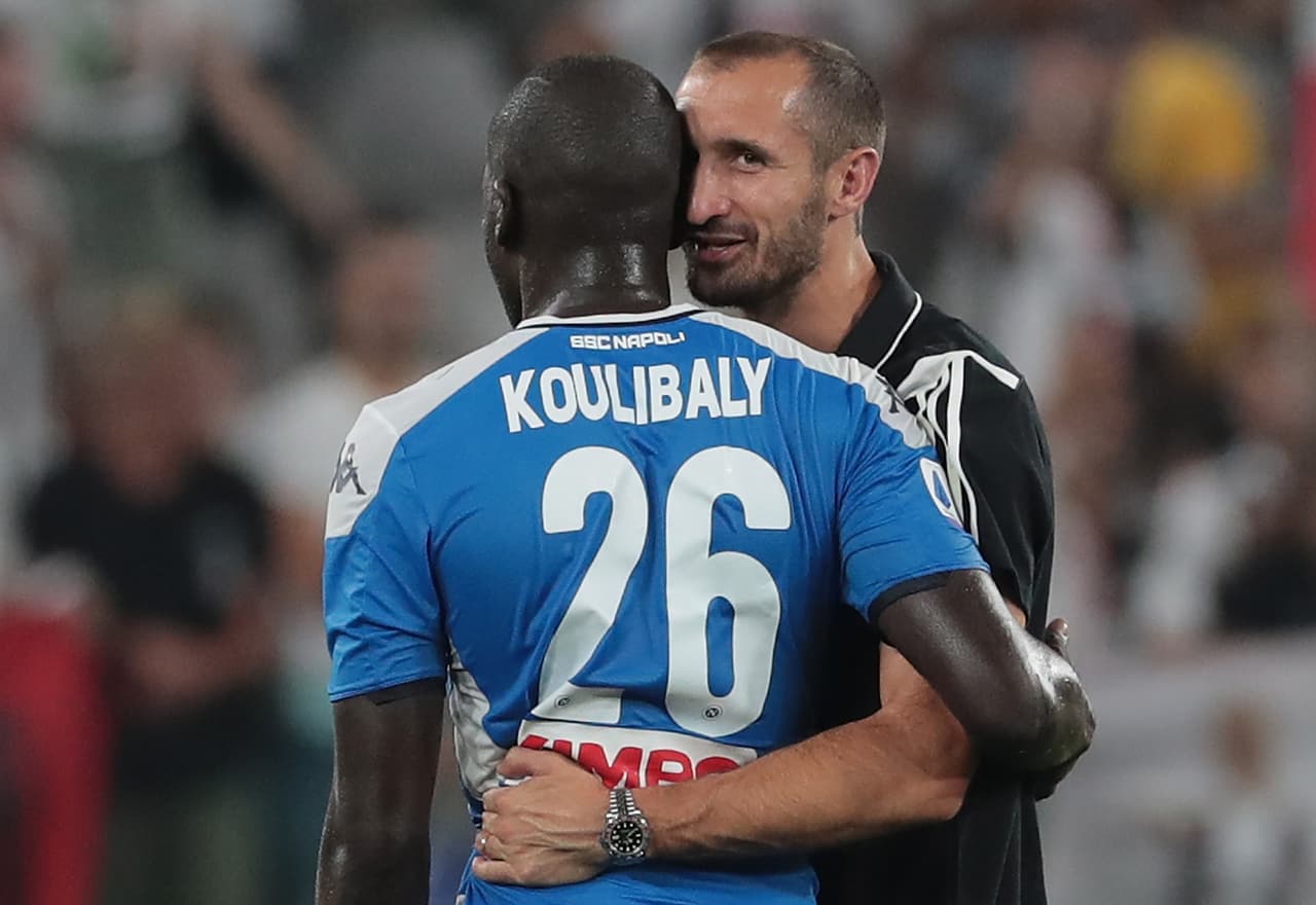 Giorgio Chiellini entra en muletas para consolar a Koulibaly