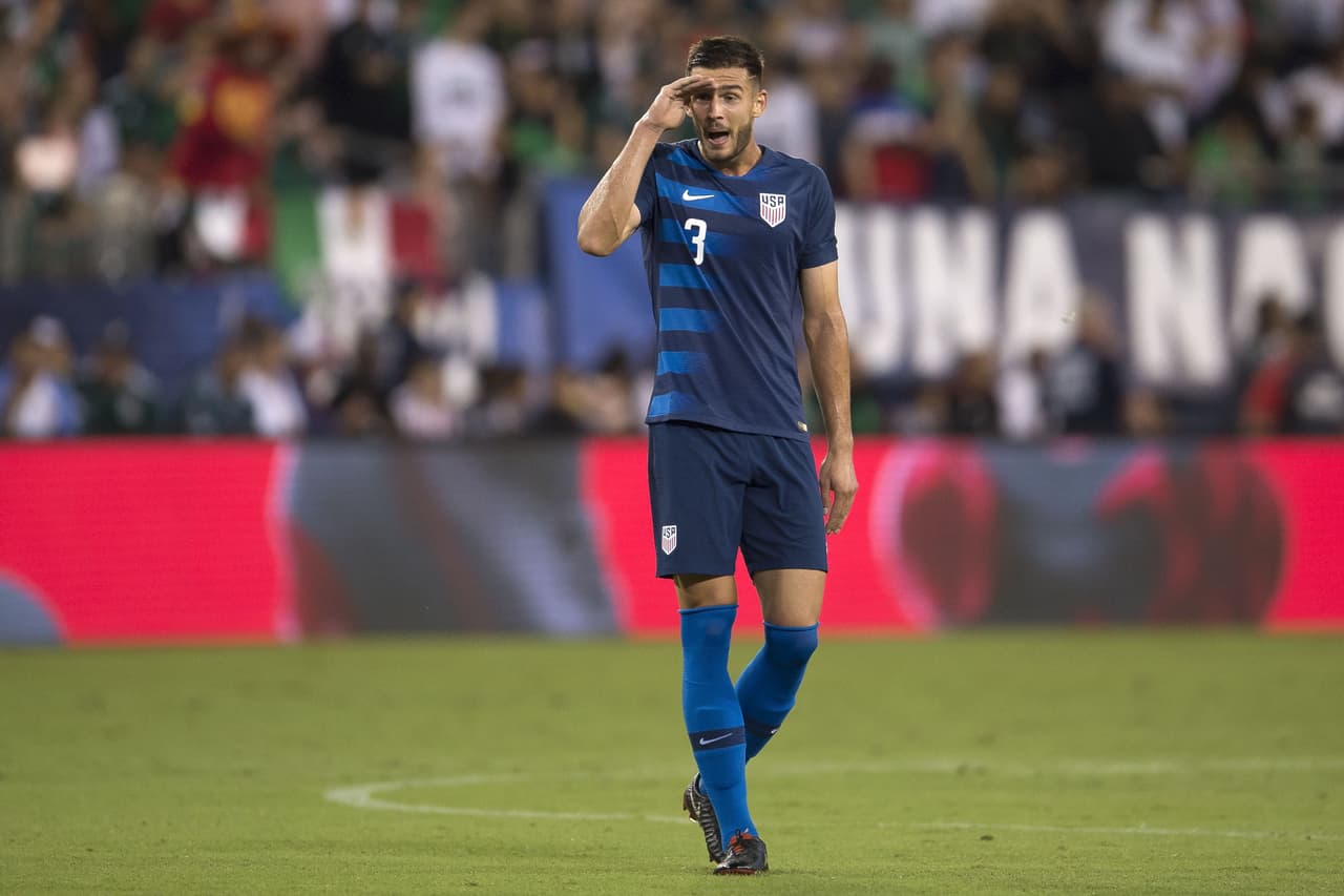 Fueron constantes sus gestos que trataban de ridiculizar al jugador mexicano por su estatura, aunque el que demostró bajeza fue él.