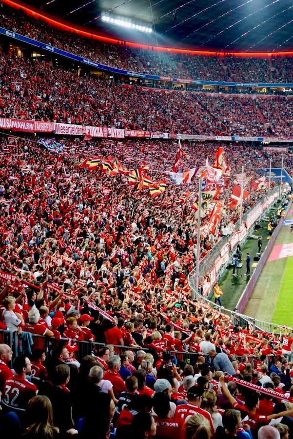 Lewandowski anotó doblete pero el conjunto bávaro no pasó del empate ante el Hertha en el arranque de la Bundesliga.