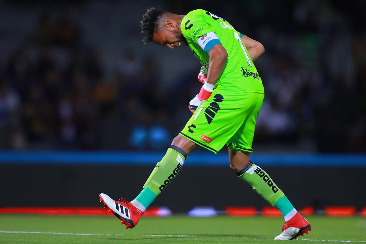 MEXICO CITY, MEXICO - FEBRUARY 14: Pedro Gallese goalkeeper of Veracruz celebrates after the first goal of his team scored by Diego Chavez (not in frame) during the 7th round match between Pumas UNAM and Veracruz as part of the Torneo Clausura 2018 Liga MX at Olimpico Universitario Stadium on February 14, 2018 in Mexico City, Mexico. (Photo by Hector Vivas/Getty Images)