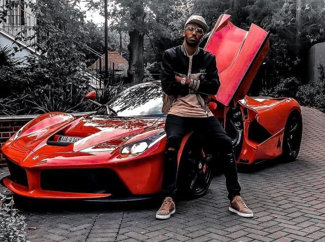 Pierre-Emerick Aubameyang disfruta del lujo de la vida y en esto ha gastado su dinero: innumerables autos exóticos, relojes muy costosos y una mansión multimillonaria.