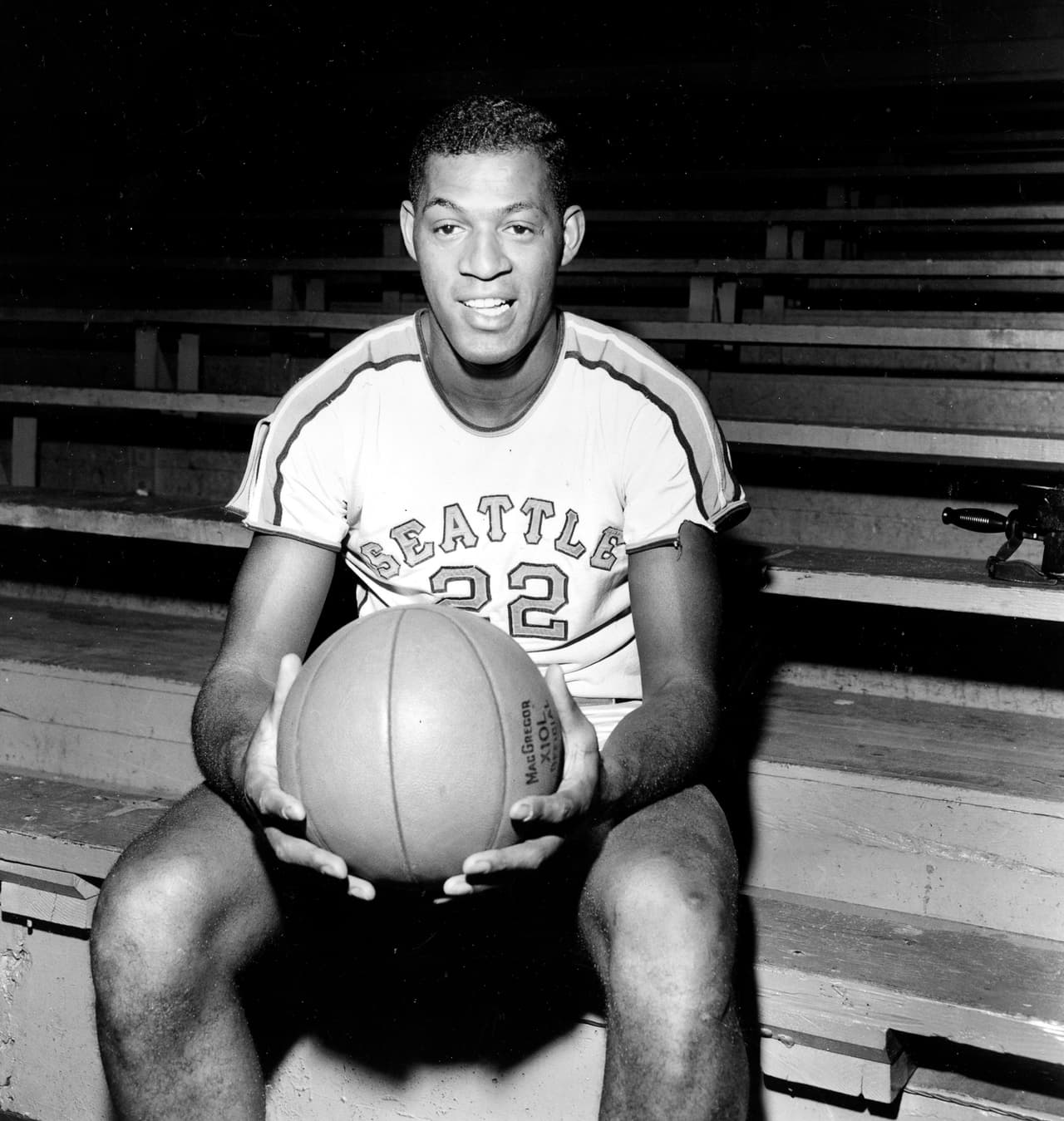 Con la primera selección global en el draft de la NBA de 1958-59, los Lakers de Minneapolis seleccionaron al alero Elgin Baylor de la Universidad de Seattle.