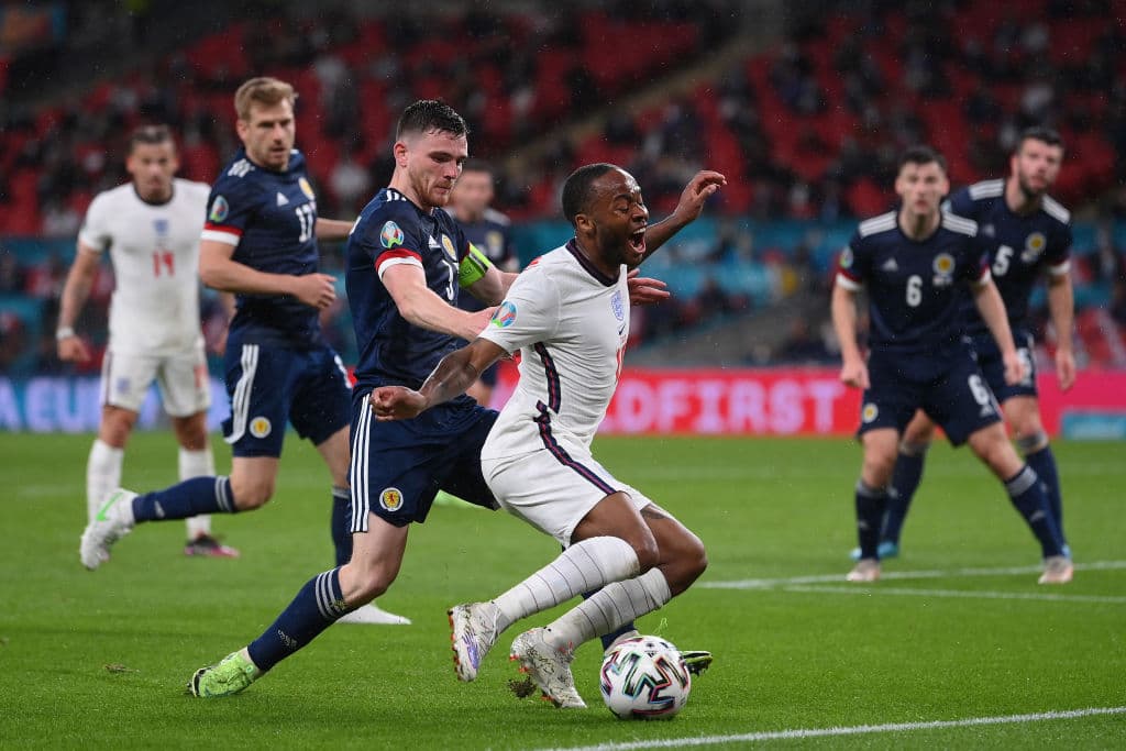 Ni Inglaterra ni Escocia logran anotar y el público se queda enfadado tras el empate 0-0.