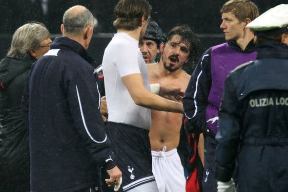 Varios futbolistas tuvieron que calmar al temperamental 'Rino'. Eso no cambió que Milan perdió 1-0 en la Ida.