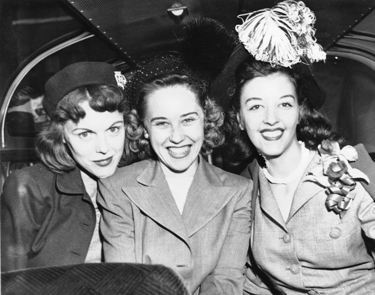 En esta el 7 de octubre de 1948, las esposas de los lanzadores de Cleveland, de izquierda a derecha, la de Robert Feller, la de Lemon y la de Bearden, mientras se preparan para partir pareja después de la victoria contra los indios 4-1 a los Boston Braves en el segundo juego de la Serie Mundial de 1948 en Boston. Los Indians derrotaron a los Braves 4-3 en el Juego 6 el 11 de octubre de 1948.