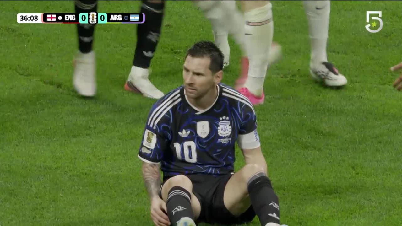 Messi hace una jugada de Maradona, lo patean y se arma el traka-traka