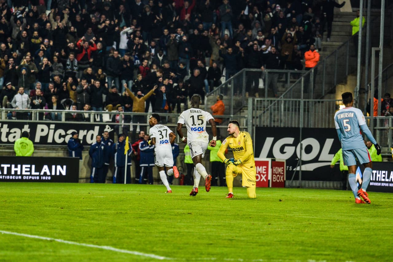 Al minuto 31, Gakpé recibió un balón a espaldas de la defensa visitante y en velocidad le ganó la posición a Andrea Raggi –convertido en lateral derecho en este partido–.