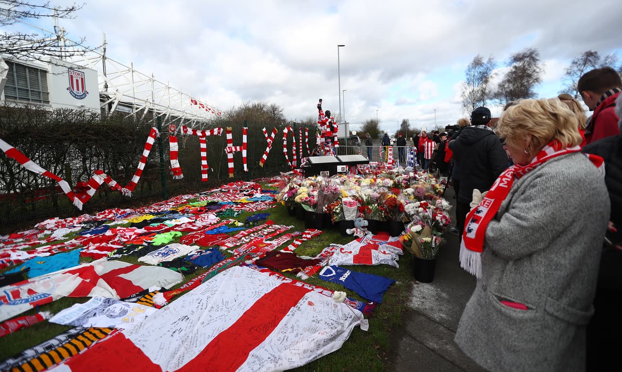 Las calles de Stoke tuvieron miles de hinchas y recuerdos como homenaje de despedida al ídolo Gordon Banks, en el funeral del arquero campeón con Inglaterra en el Mundial de 1966.