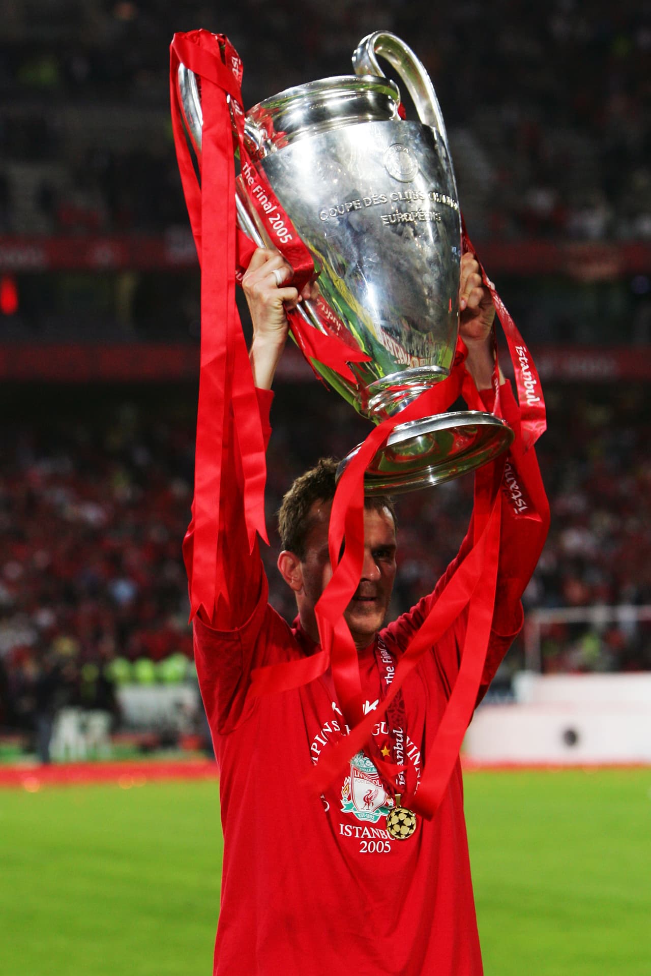 Dietmar Hamann (Alemania) - La siguiente temporada se fue hacia al Manchester City donde jugó hasta el 2009. Su retiro lo dio en el 2011 cuando milita en el Milton Keynes Dons.