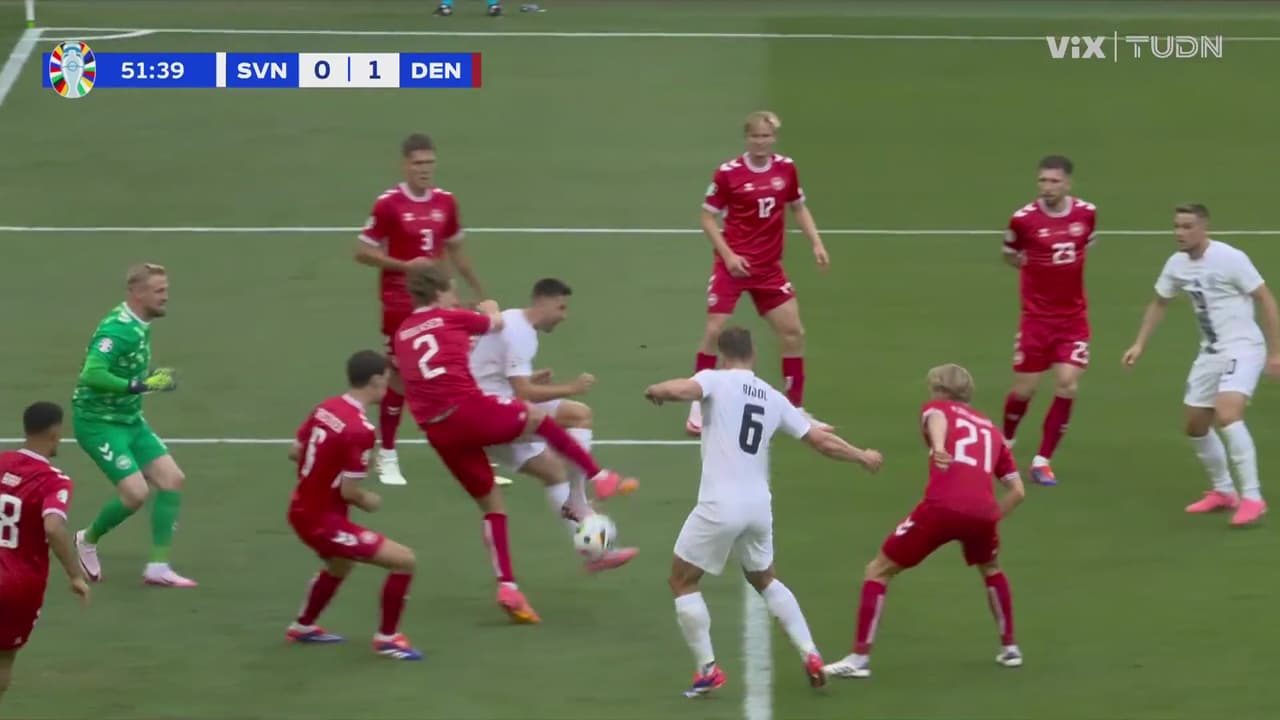 ¡No interviene el VAR! Eslovenia pedía penalti sobre Sporar