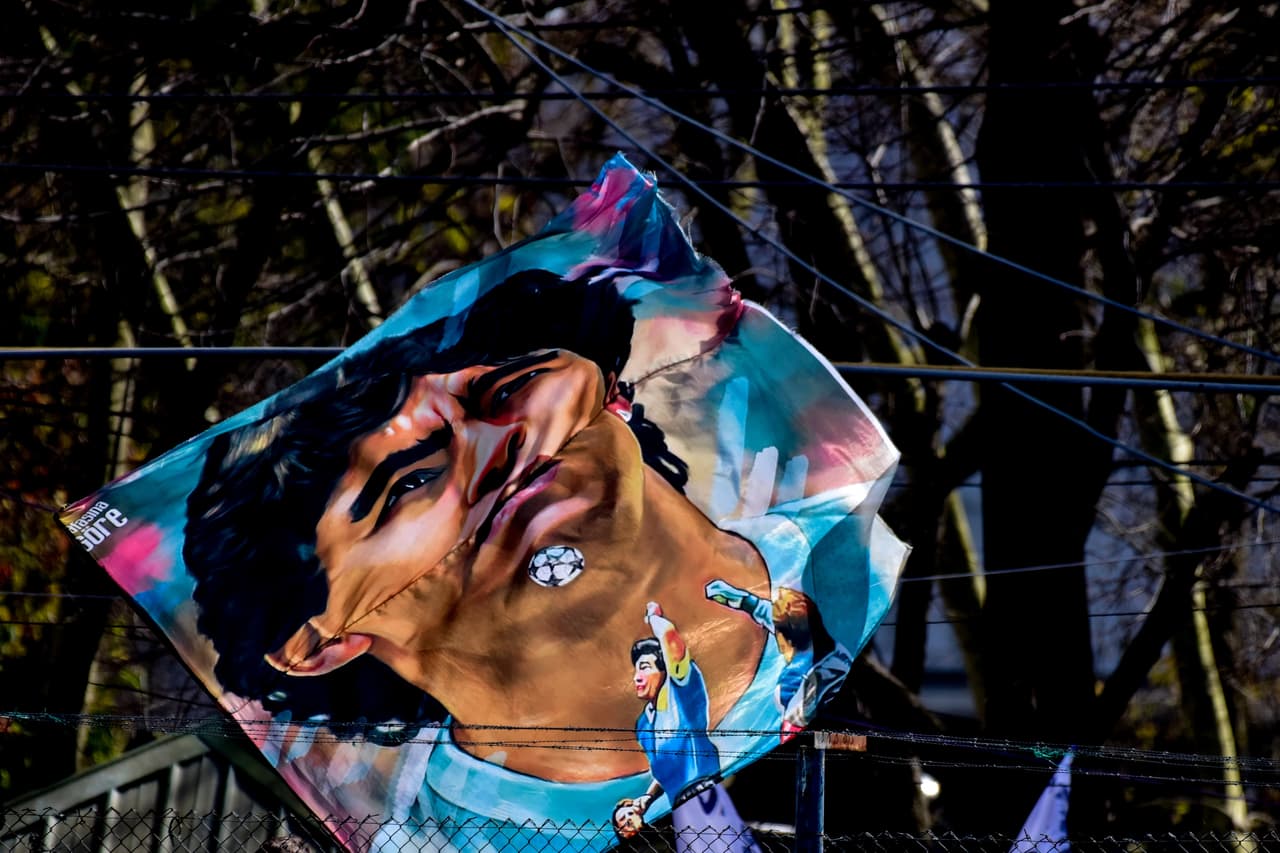 El cariño de la gente hacia Maradona es enorme.