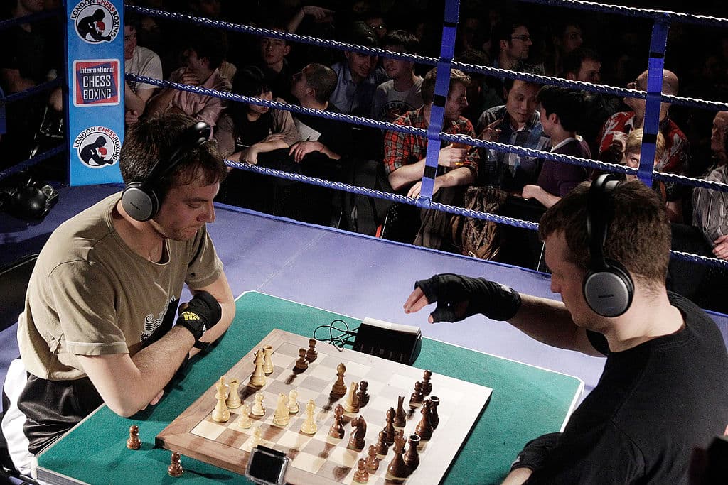 <b>Chess Boxing</b>
<br>Deporte que combina boxeo con el ajedrez, un poco de adrenalina, fortaleza física, concentración y calma. Interesnte, ¿no?