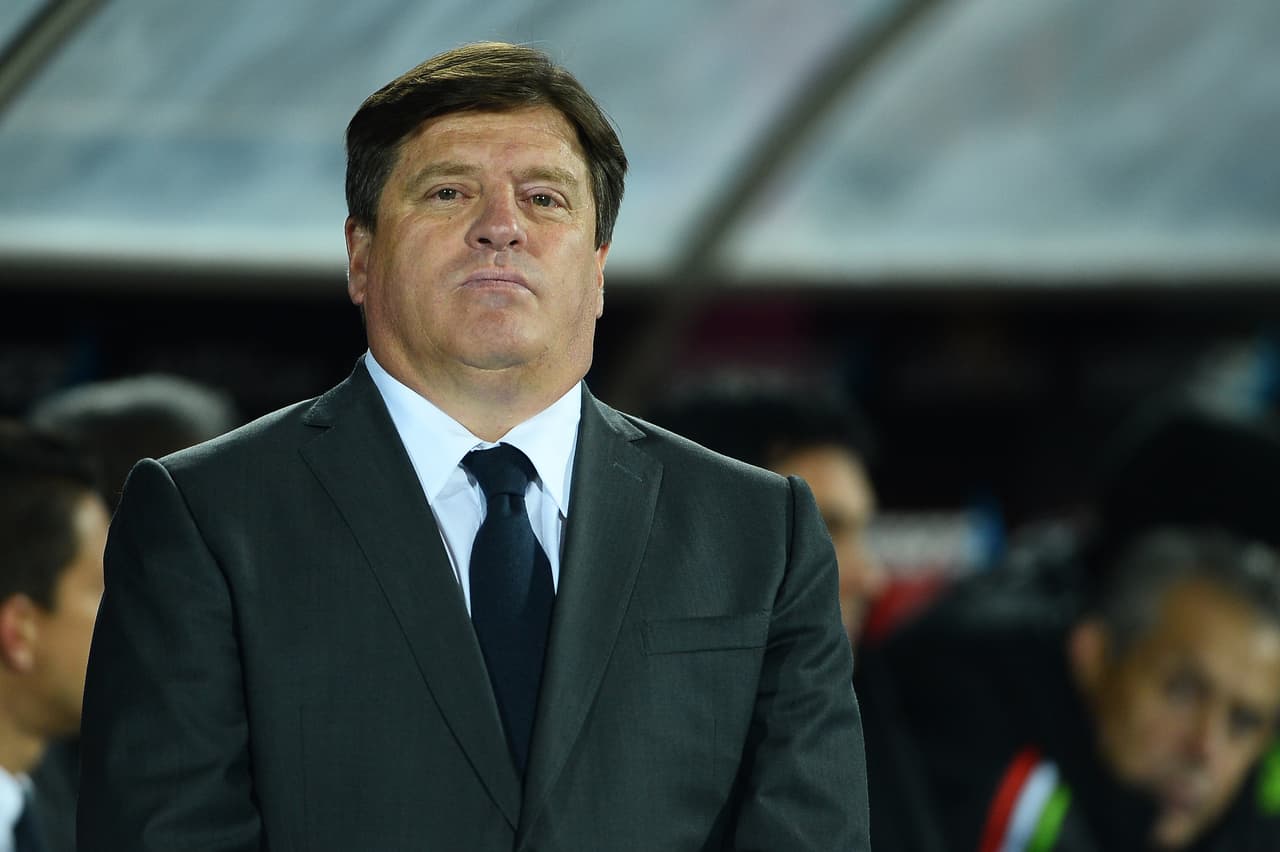 Pero la baja de juego en la Copa América y Copa Oro, aunado a problemas extra cancha con tweets políticos y peleas verbales con medios de comunicación acabó con la armonía dentro de la selección.