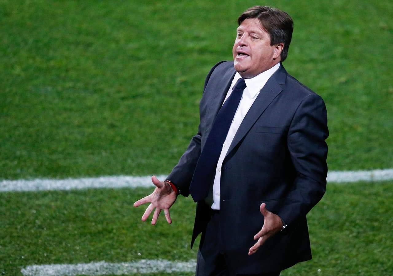 La gota que derramó el vaso con Miguel Herrera fue la agresión física que le propinó a un comentarista, el ‘Piojo’ no supo lidiar con la presión de los medios y eso detonó su salida del Tri al romper con códigos de conducta internos.