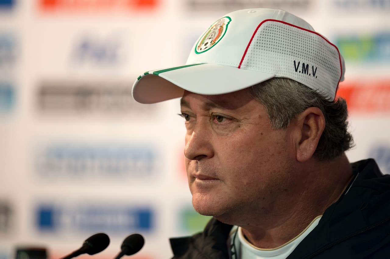 Siguiendo en orden, tenemos a Víctor Manuel Vucetich, el ‘Rey Midas’ como muchos lo apodan llegó como bombero a la selección mexicana para encarar los últimos juegos de México en el hexagonal final.