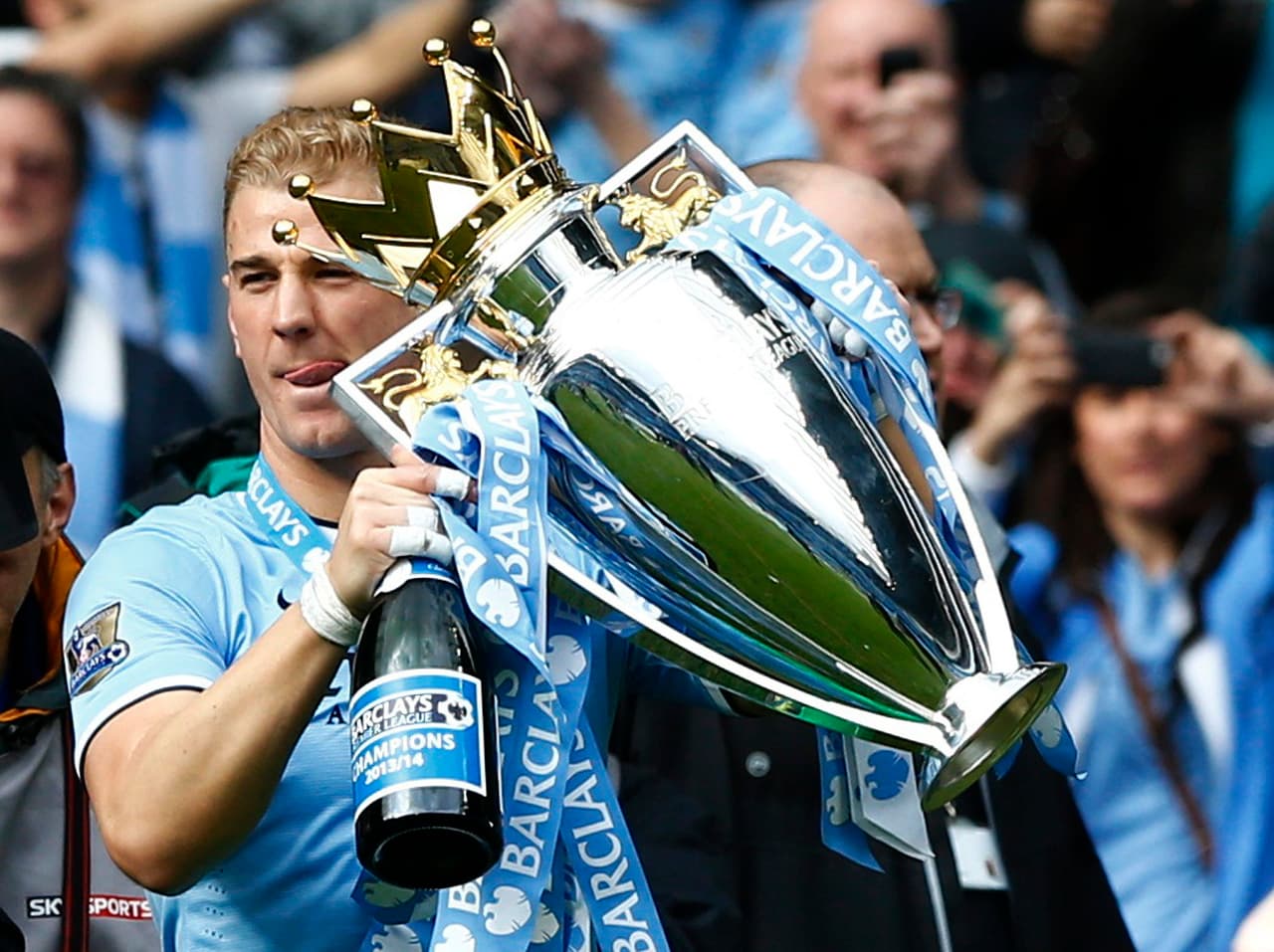 Tiene
<i>coronita</i>. ¿Cuál es el detalle que más te gusta de la copa que recibe el campeón del fútbol inglés? (Crédito: Reuters)