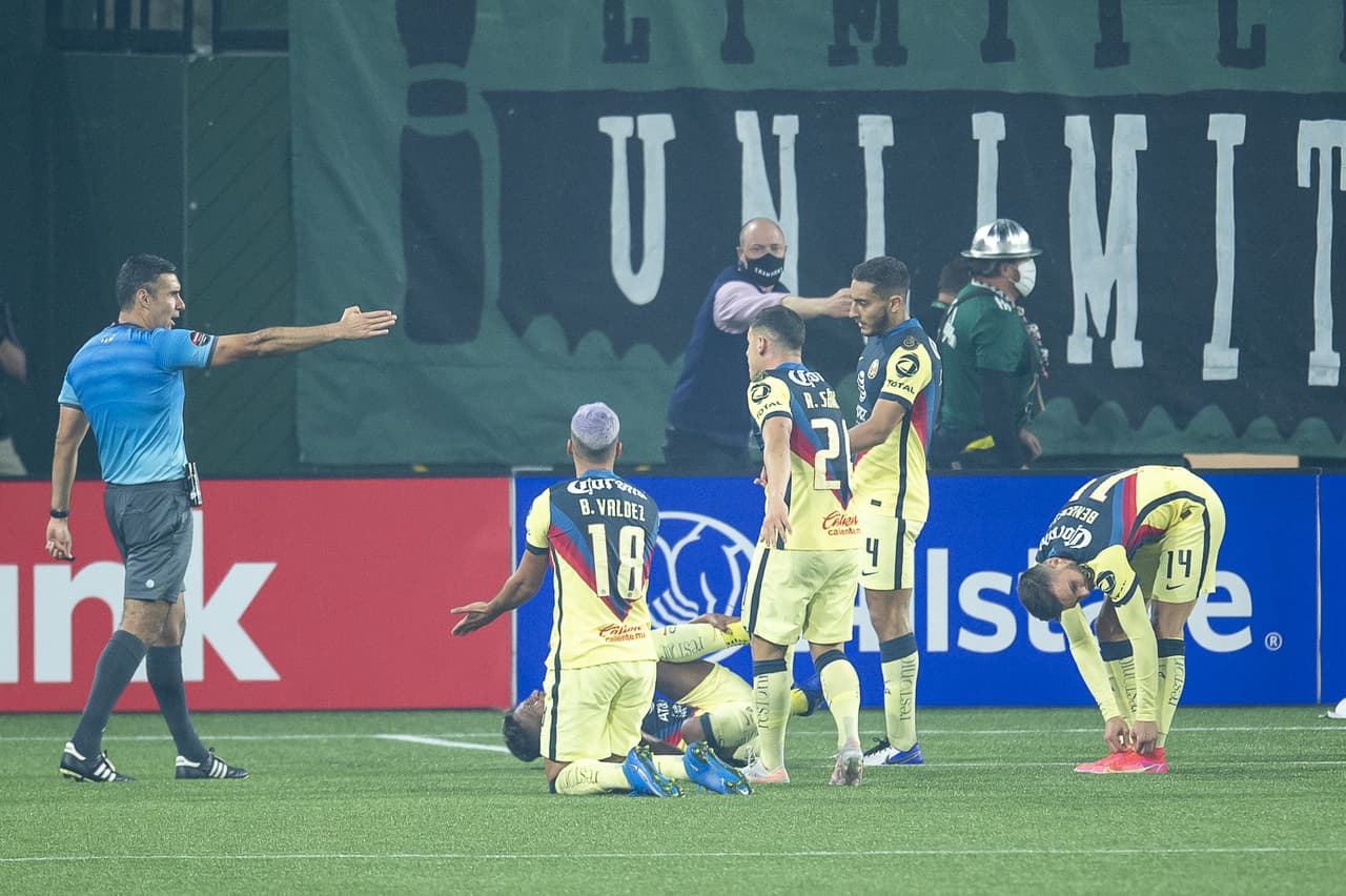 La polémica se hizo presente en la agonía del partido, cuando el árbitro marcó mano en contra de América, la cual debió quedar invalidada tras una falta previa.