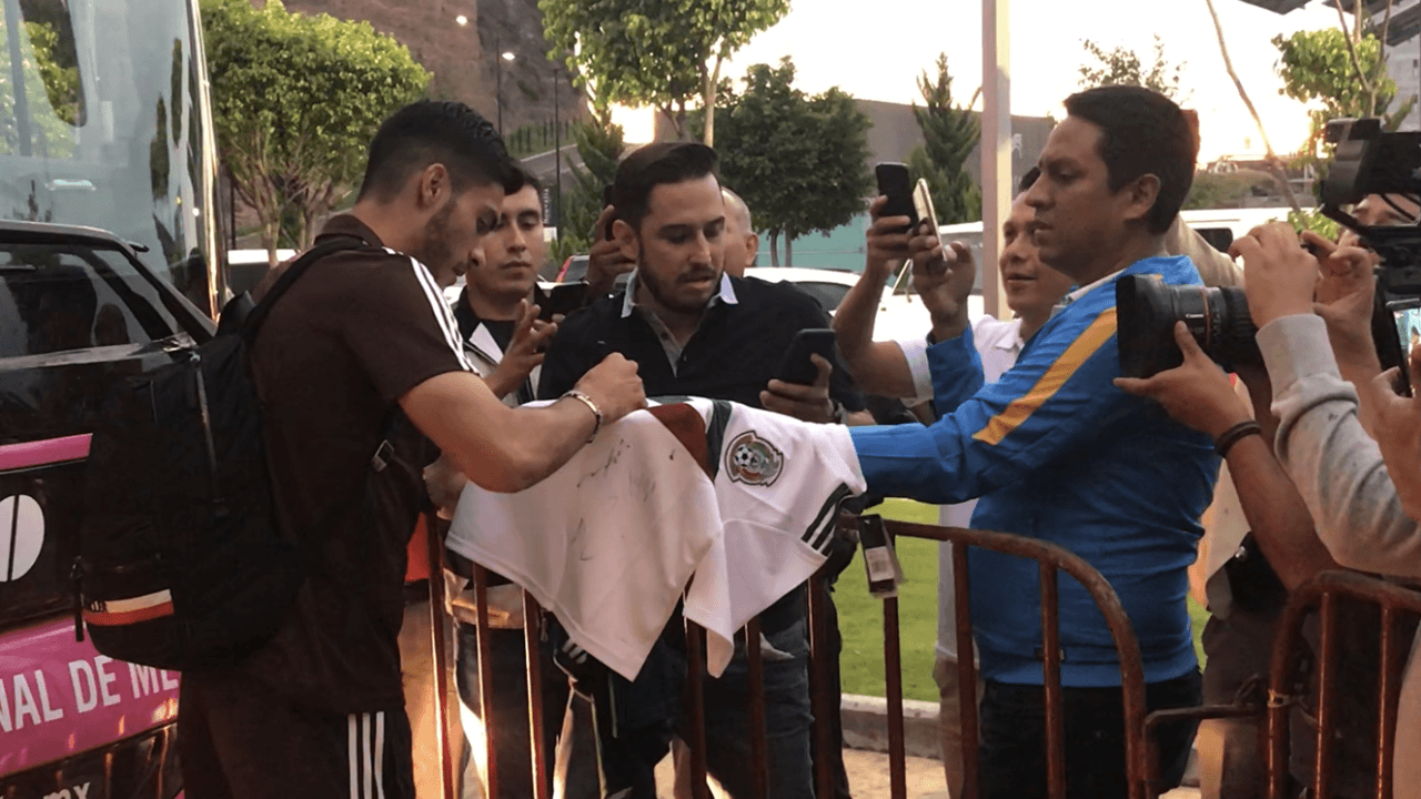 El Tri llegó­­ a Querétaro con retraso y ‘puebleando’