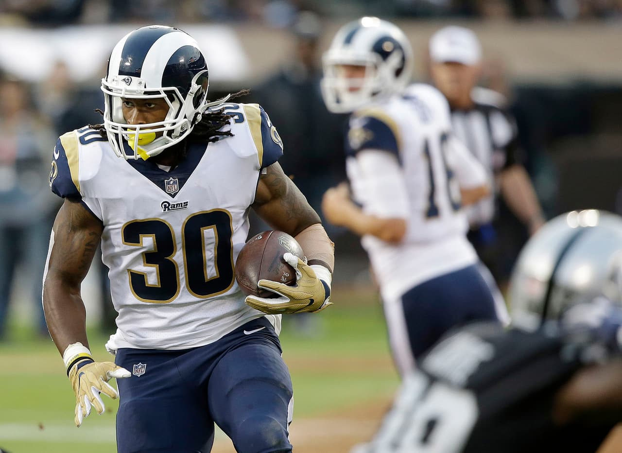 <b>10. TODD GURLEY | Los Angeles Rams</b>
<br>La campaña anterior tuvo una baja de juego en relación a su buen año de novato. La mudanza a Los Angeles le paso factura pero ya adaptado con los Rams seguramente volverá a superar las mil yardas y tendrá más de una decena de anotaciones.