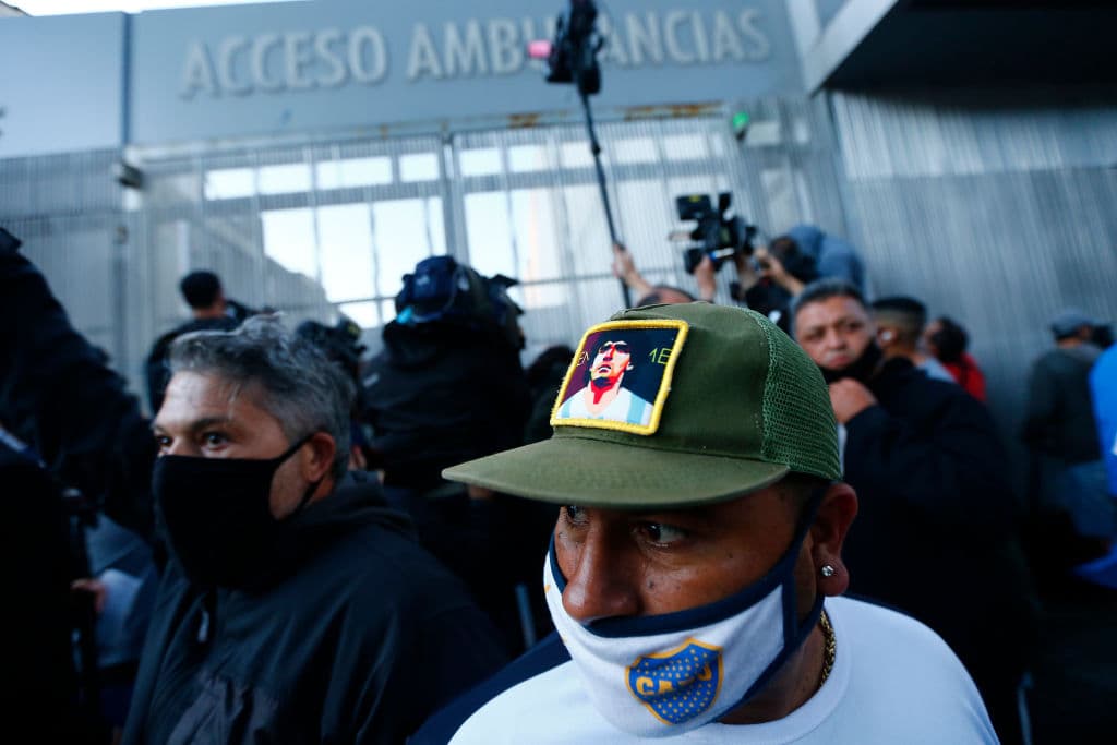 Maradona se recupera tras una exitosa operación de un hematoma en la cabeza. Fuera de la Clínica Olivos, ubicada en Buenos Aires, fanáticos se dieron cita para apoyar a ‘D10s’ en todo momento; el amor que le tienen al astro argentino es ‘infinito’.