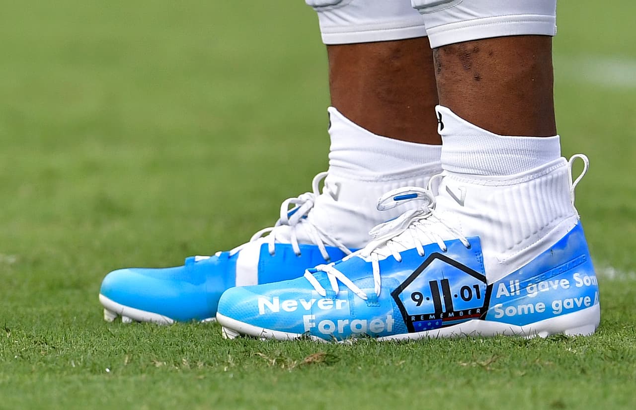 Para Estados Unidos el 11 de septiembre de 2001 no se olvida y el 12 de septiembre de 2019 durante un juego ante Buccaneers mostró sus zapatos con la frase "September 11/Never Forget".