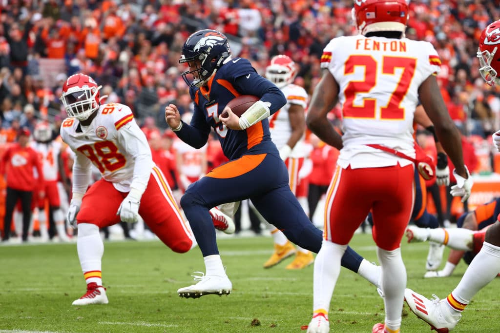 Los Chiefs vienen de atrás para vencer 28-24 a los Denver Broncos y aseguran su liderato de la Conferencia Nacional.