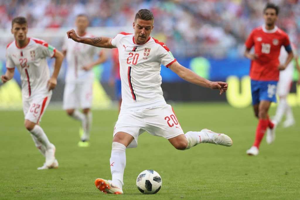 De acuerdo con la prensa deportiva italiana, el mediocampoista serbio del Lazio Sergej Milinkovic-Savic interesa a Real Madrid, Chelsea, Juventus y PSG. EL club romano estaría abierto a oír ofertas.