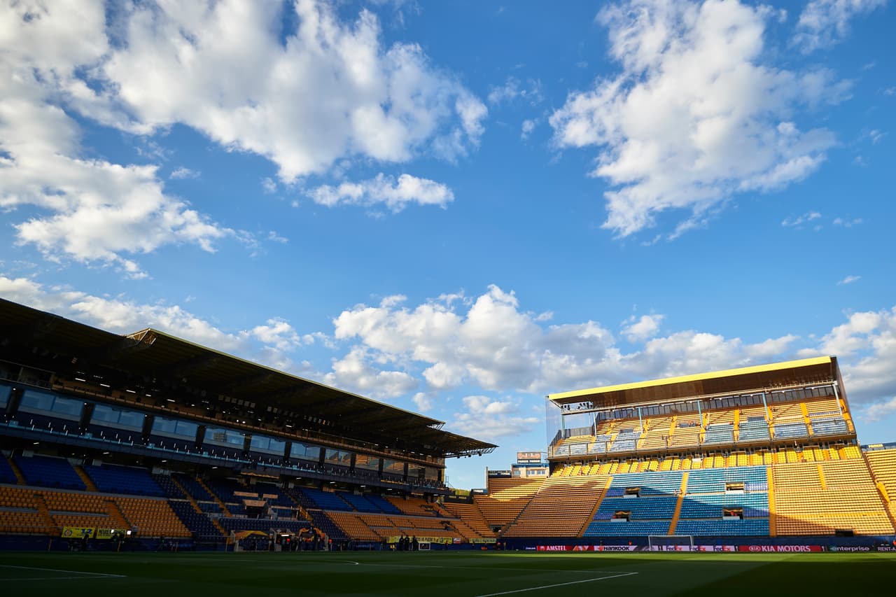 El clásico de la Comunidad valenciana entre el Villarreal y el Valencia, por la UEFA Europa League, se vivió con mucho color este jueves en las cercanías del estadio de La Cerámica entre ambas aficiones.