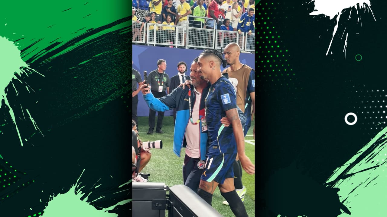 Raphinha sorprende al tomarse una foto con el staff de Haití