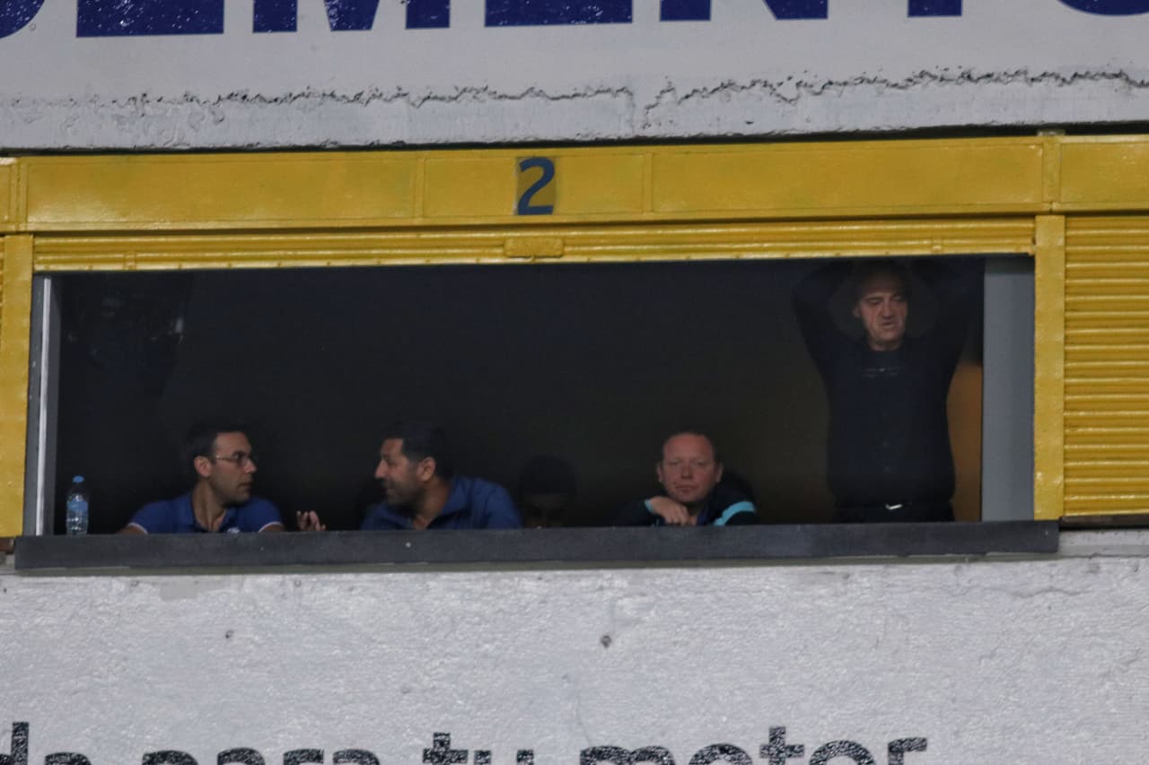 Jose Luis Sanchez Sola (derecha) en el palco del Jalisco para evaluar a sus nuevos dirigidos del Puebla.