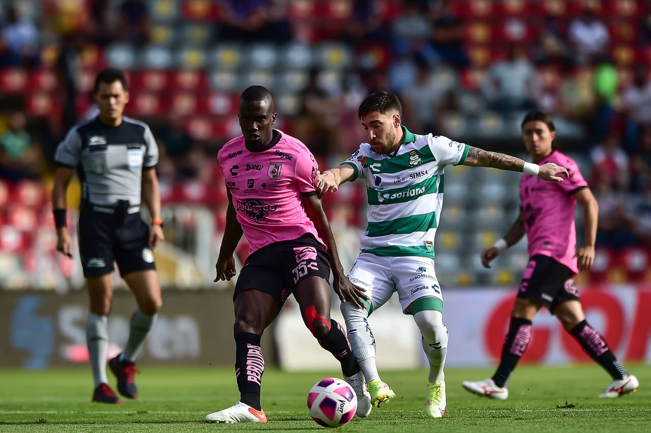 Con doblete de Ayrton Preciado al 4' y al 28' y gol de Diego Valdés al 87', Santos sale victorioso en su visita a Querétaro 2-3.