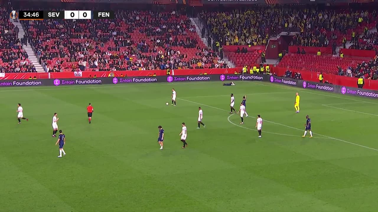 ¡TIRO ATAJADO! disparo por Ferdi Kadioglu.