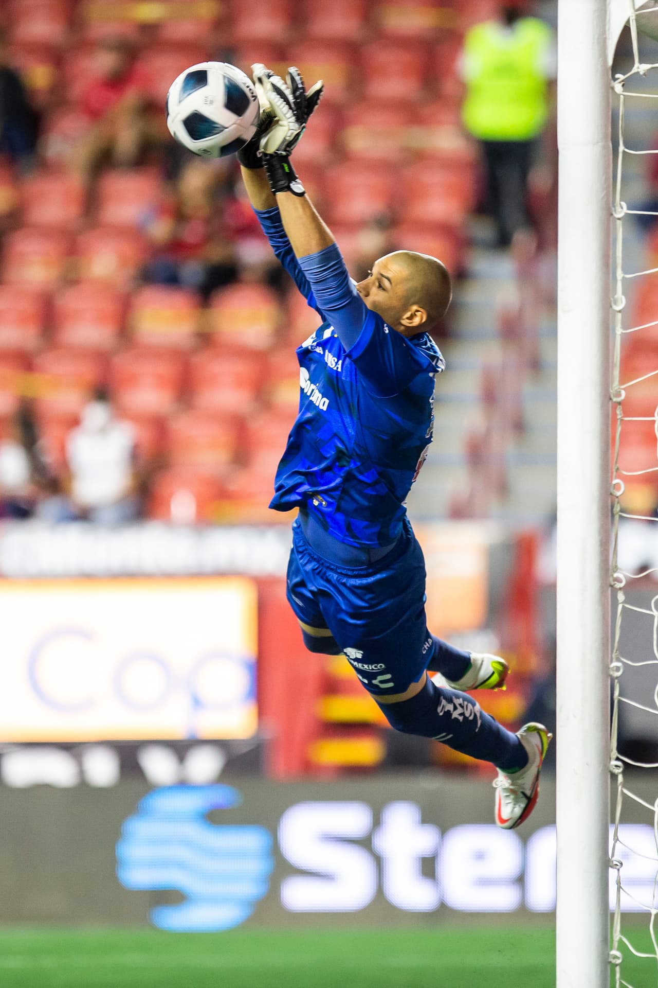 Lajud, quien volvía a jugar en la que fue su casa muchos años, hizo lo que pudo ante los embates del rival que eran constantes.