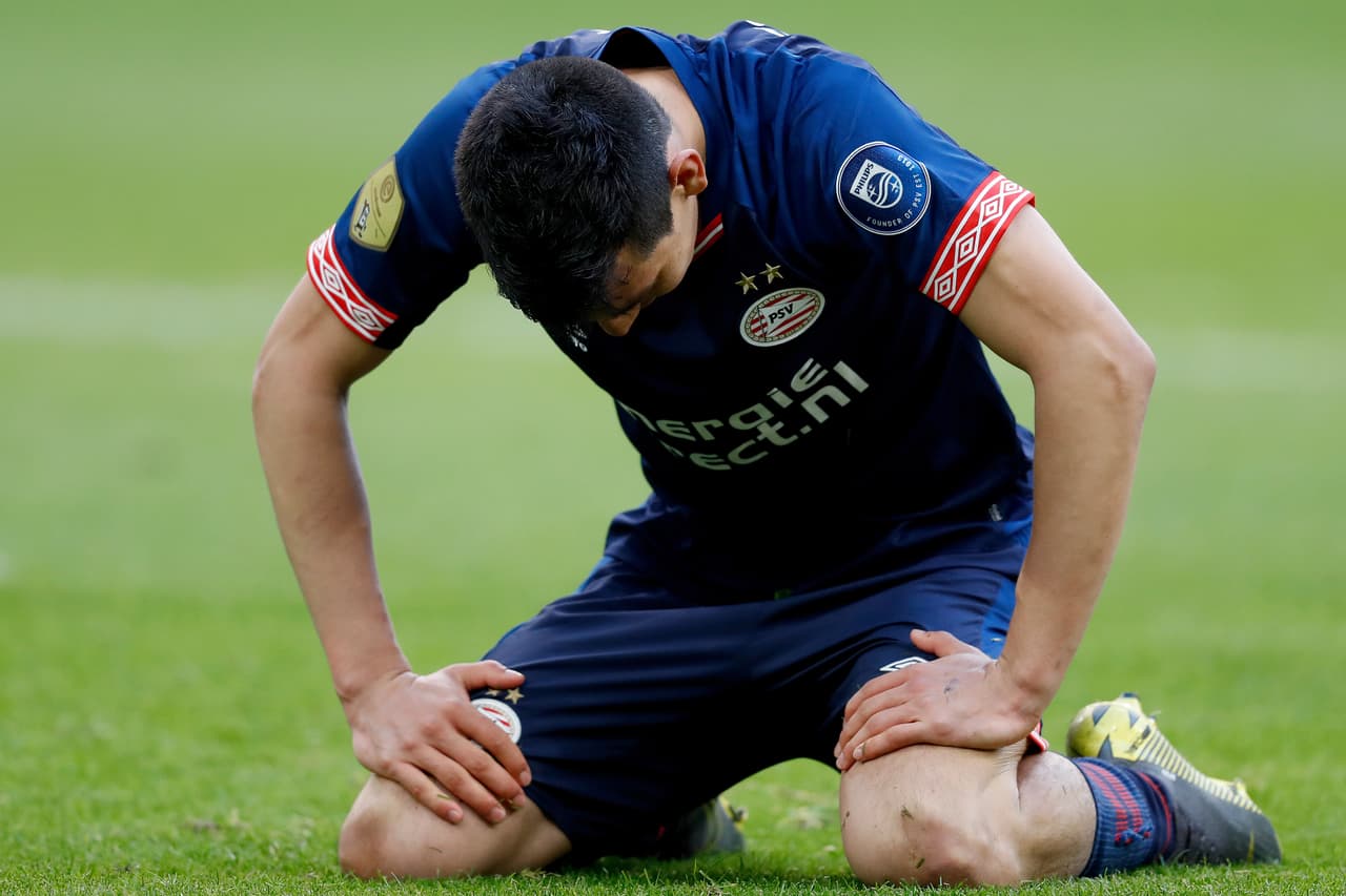 Hirving Lozano no pudo evitar la derrota de PSV Eindhove 2-1 en su visita al Ajax en la Jornada 27 de la Eredivisie, en la que se mantiene líder con dos puntos de ventaja sobre su rival de turno.