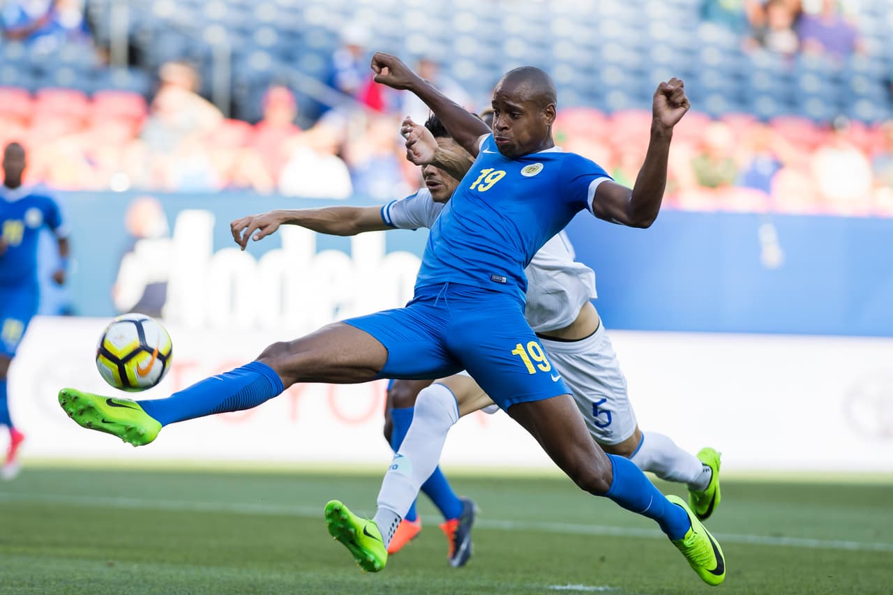 Curazao arremetió pero sin claridad contra un cuadro salvadoreño que se vio controlador del juego.