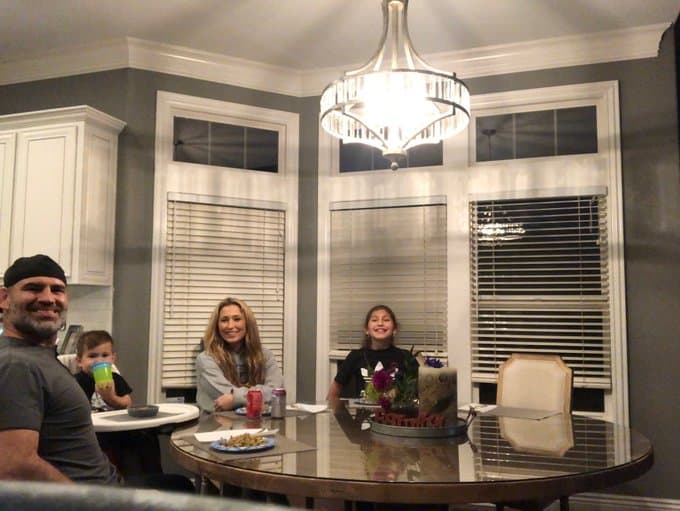 Cain Velásquez solicita ayuda a Donovan para donar 10 millones de comidas