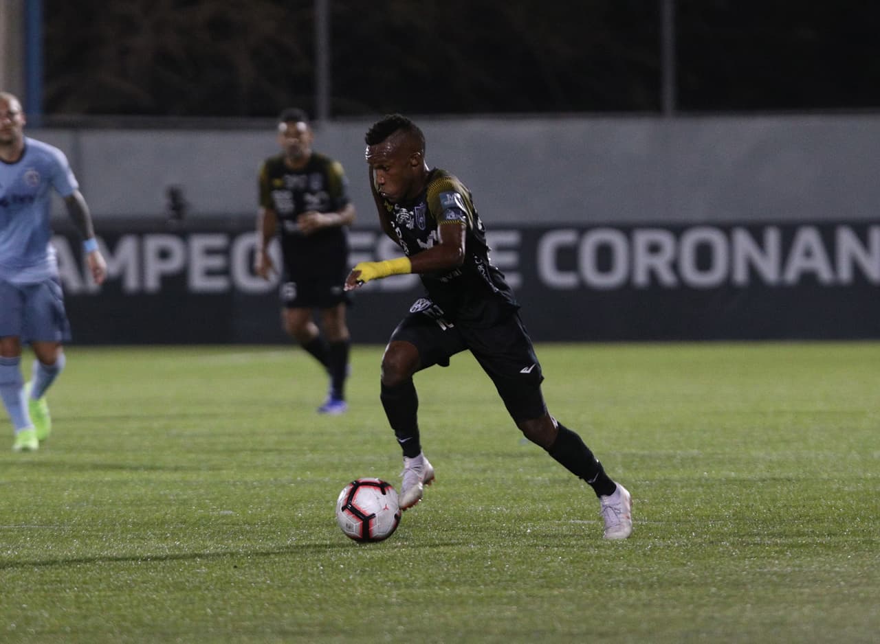 Ya que a los 39 minutos, a pase de Omar Browne, Romeesh se escapó con una inmejorable ocasión para adelantar a los panameños.