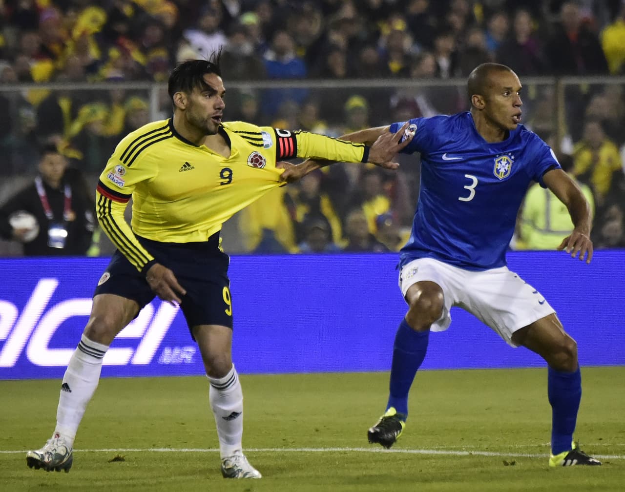 Jalón de playera de Miranda al nuevo jugador del Chelsea, Radamel Falcao.