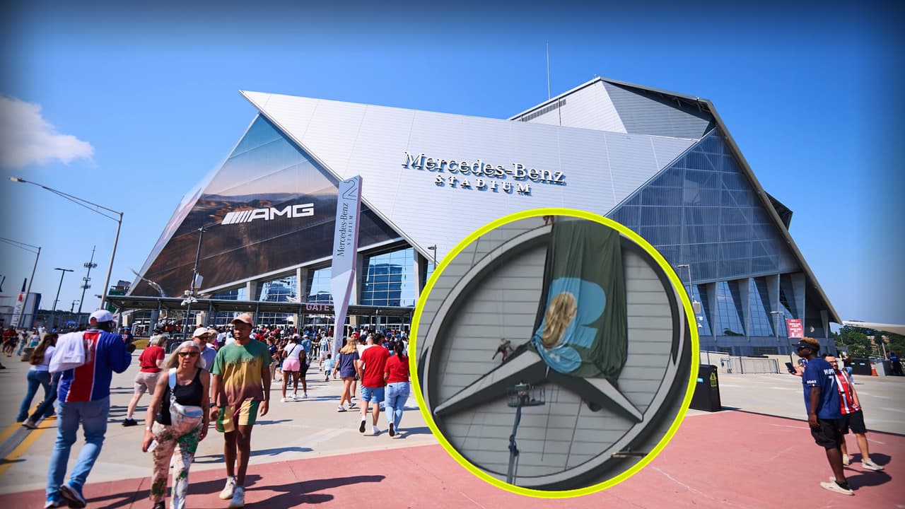 Tapan logos en el Mercedes-Benz Stadium para el Mundial 2026