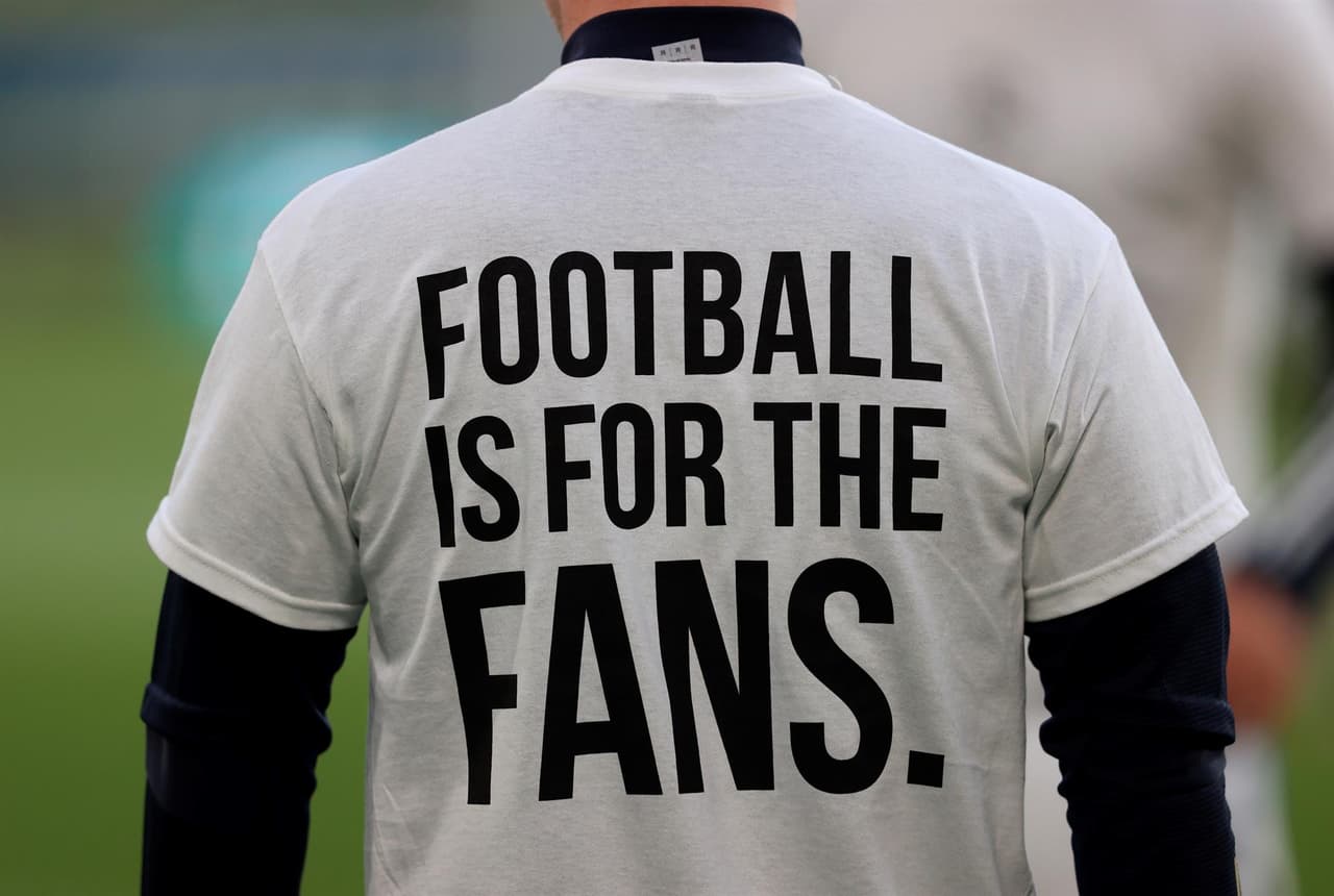 Leeds le empata de último minuto al Liverpool durante la Jornada 32 de la Premier League. Los jugadores del equipo local recibieron con un mensaje fuerte a los 'Reds', pues utilizaron una playera con la leyenda 'Earn it', gánatelo en español y 'Football is for the Fans', el futbol es para los fanáticos, como reacción a la creación de la Superliga europea.